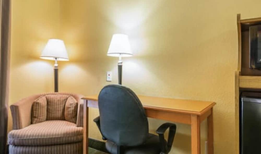 Franklin Inn & Suites - photo 6