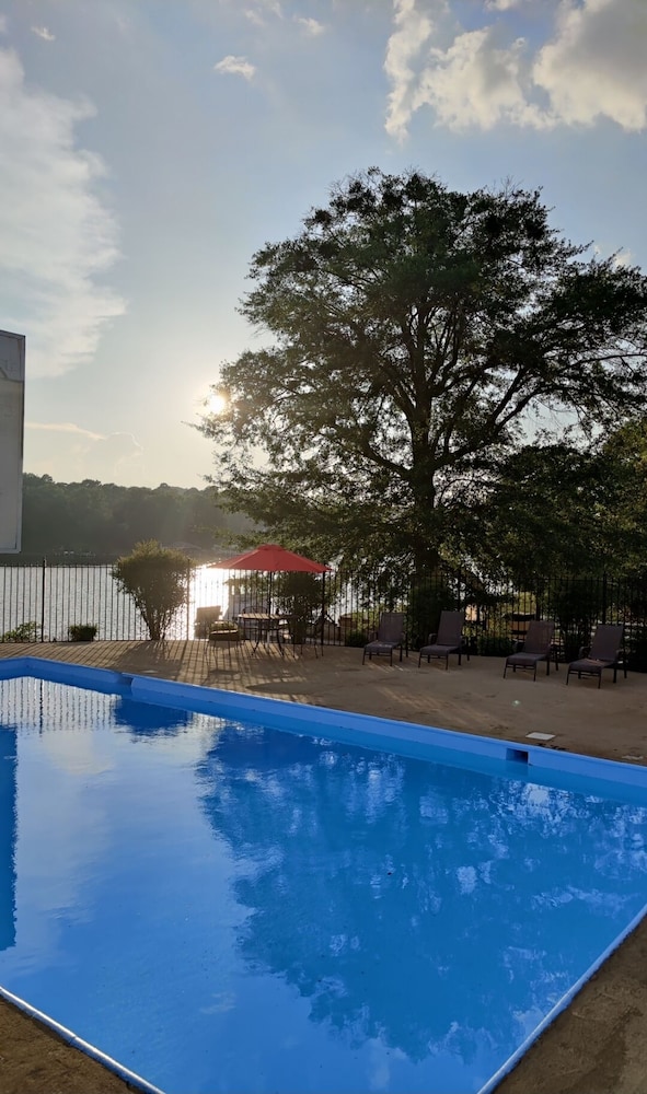 Lake View Inn & Suites - photo 16