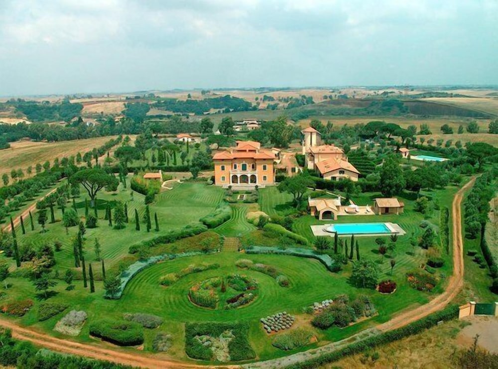 Casale di Tormaggiore Villa and Country Suites — 4-Star Luxury Hotel in Pomezia, Italy