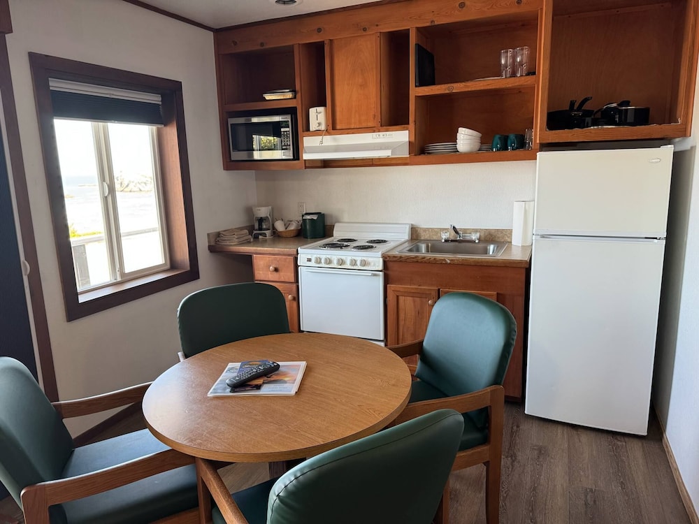 Sunset Oceanfront Lodging - photo 7
