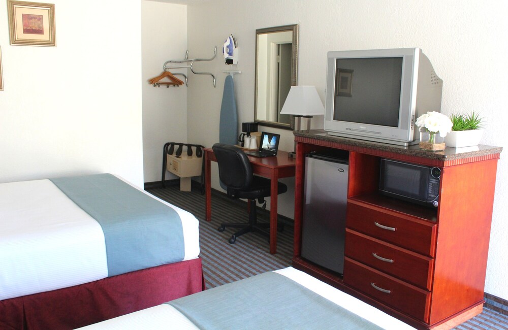Pacific Inn and Suites - photo 14