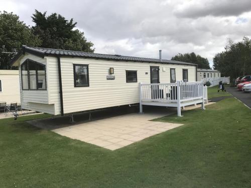3 Bedroom Caravan 18250765 — Longniddry
