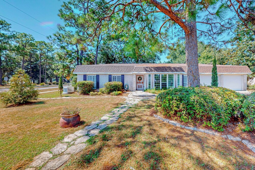 3BR Next to Park with Large Yard AC and W and D in Pensacola, United States