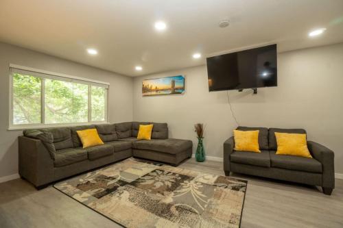 Close to Downtown Sleeps 8 Private Backyard — hotel in Arvada
