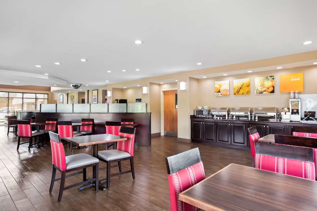 Comfort Suites Gulfport Central - photo 30