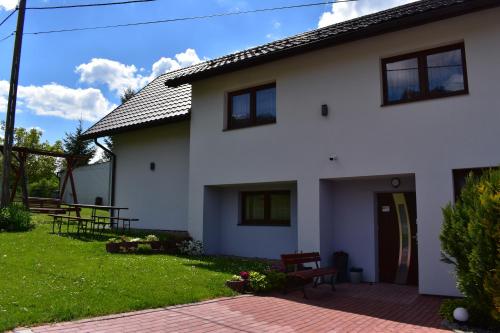 Pokoje pod Śnieżnicą — hotel in Kasina Wielka