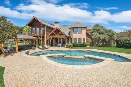 Rustic Cabin Mansion Hot tub Gym Cinema Pool — 4-Star Luxury Hotel in Mckinney, United States