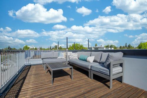 Rooftop Patio with Waterview Private Garden & Grill 3BR 3BA Modern Cityscape - photo 30