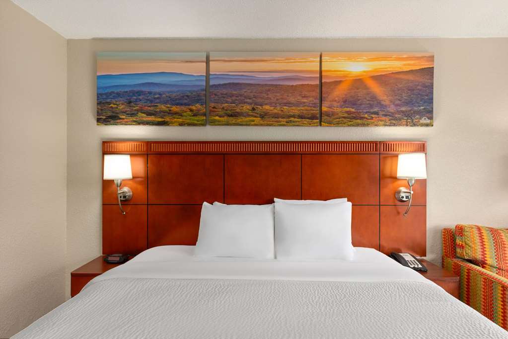 Days Inn by Wyndham Knoxville East - photo 13