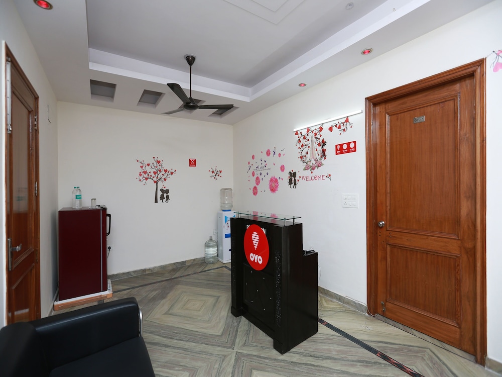 Oyo 12032 Eshnaya - last minute hotel in Gurgaon