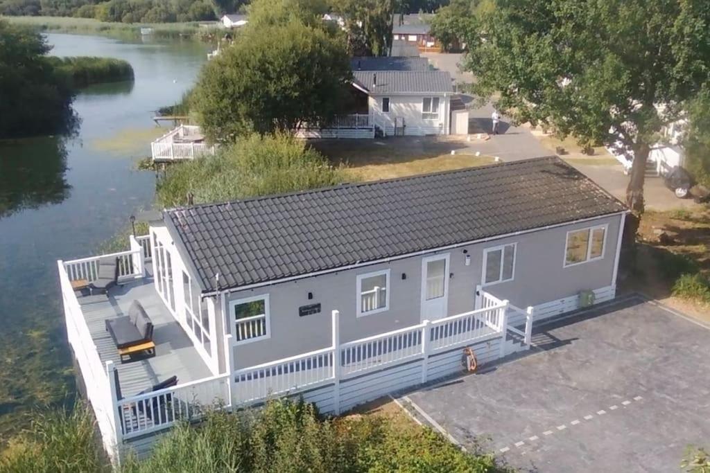 Chichester Lakeside Holiday Park Lakefront Lodge — 4-Star Luxury Hotel in Chichester, United Kingdom
