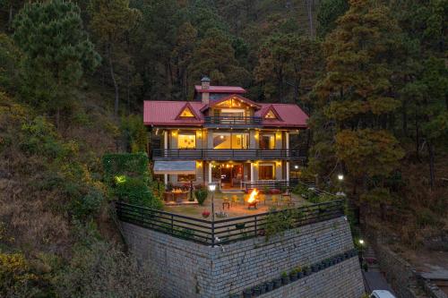 Secluded 5 Bedroom Villa With Open Deck And Scenic Views — 4-Star Luxury Hotel in Kasauli, India