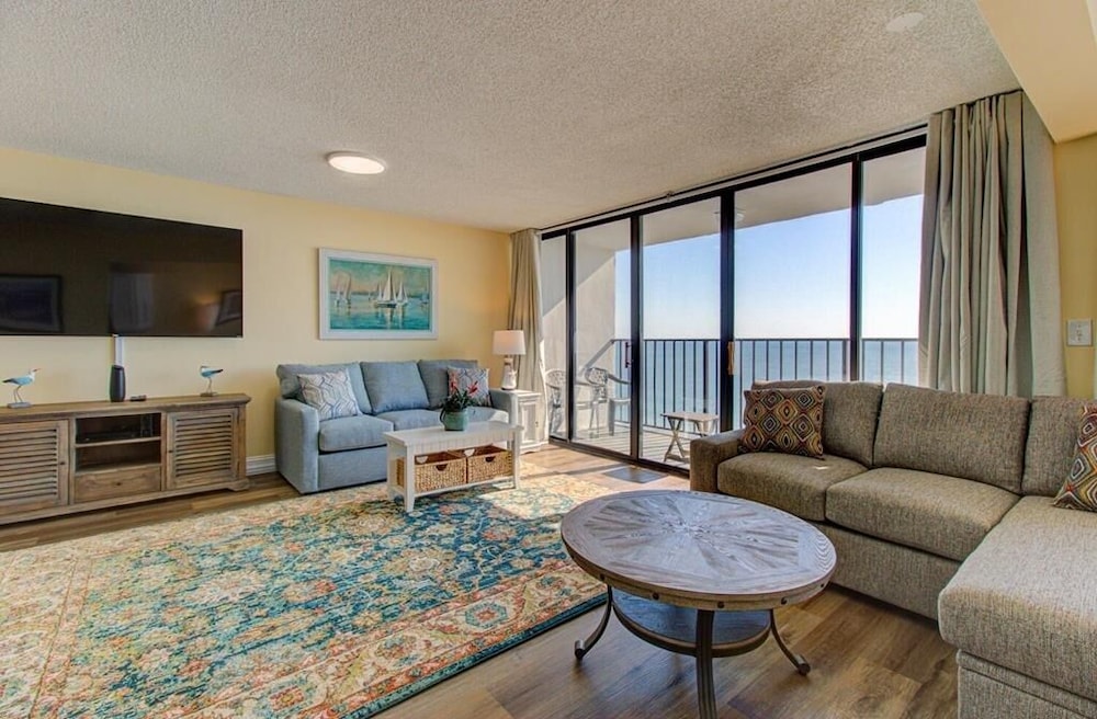 1110 Lake Lure By The Sea by Atlantic Towers — hotel in Carolina Beach