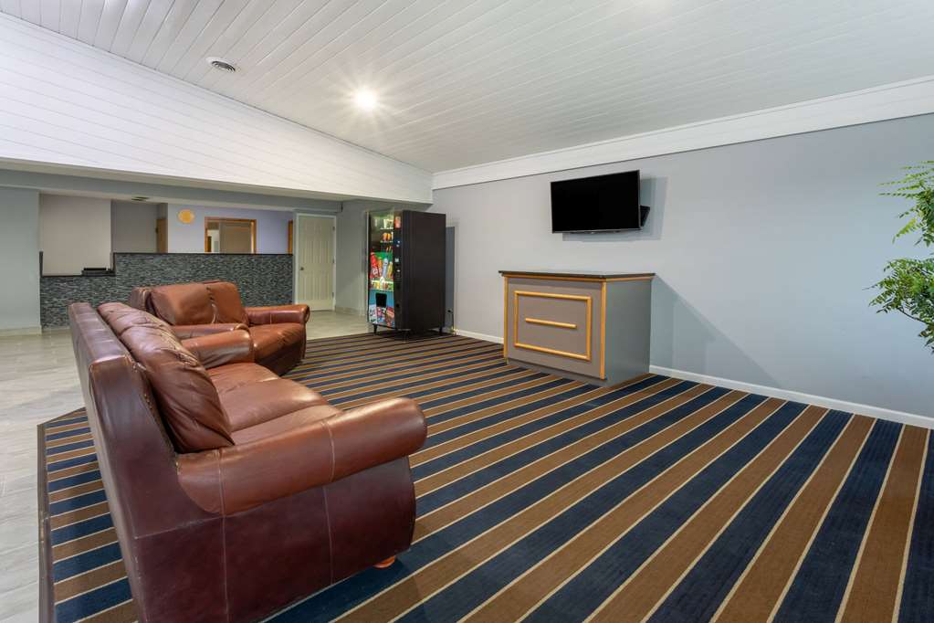 Super 8 by Wyndham Missouri Valley - photo 4