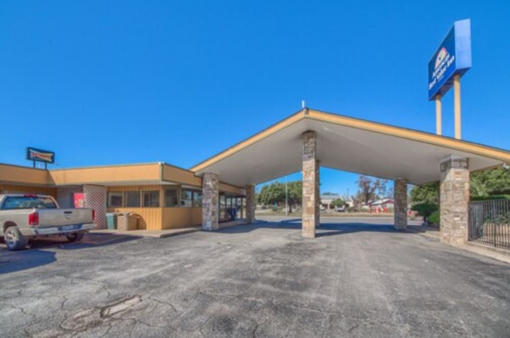 Americas Best Value Inn Uvalde - photo 26