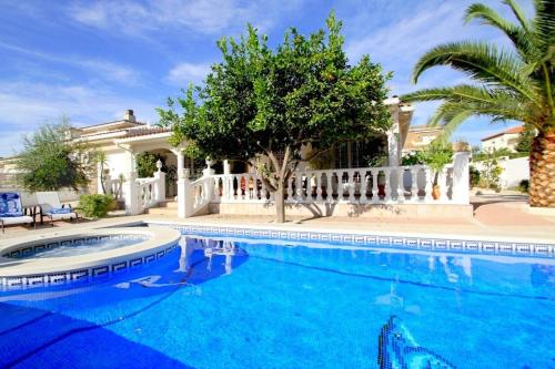Arenda Pino Alto Villa Lemon — 4-Star Luxury Hotel in Mont-Roig Del Camp, Spain