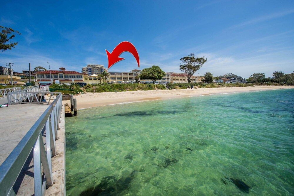 Breakwater Apartment 403 — 4-Star Luxury Hotel in Tea Gardens, Australia