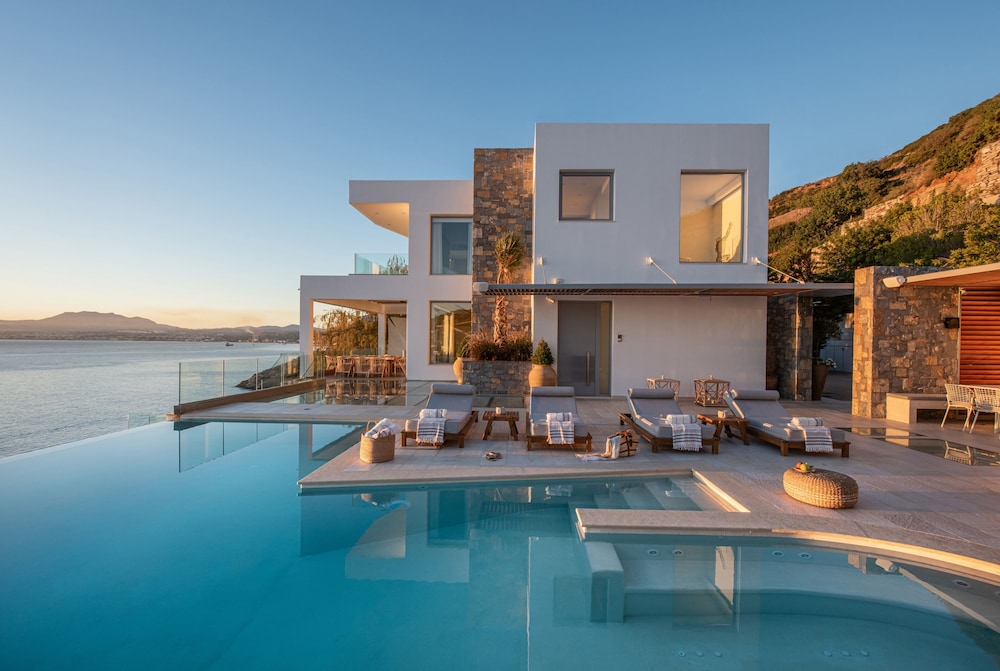 Lady Sea 6 Bedroom Villa with Heated Pool & Private Beach Access — 5-Star Luxury Hotel in Palekastro, Greece