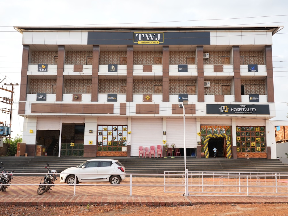 Hotel Nakshtra Shrungartali in Guhagar, India