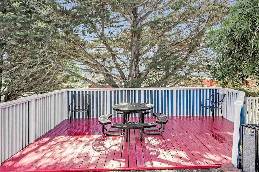 Econo Lodge Bay Breeze - photo 27