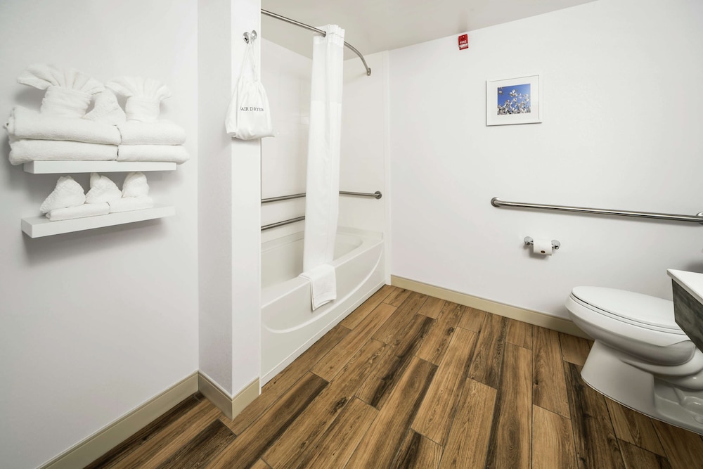 Hampton Inn Wilson Downtown - photo 31