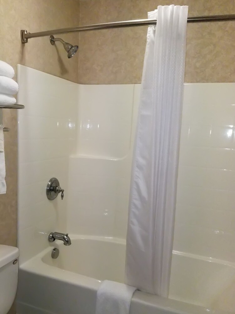 Paola Inn And Suites - photo 35