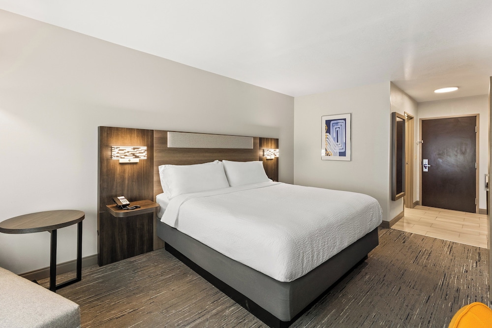 Holiday Inn Express and Suites Fairmont by IHG - photo 21