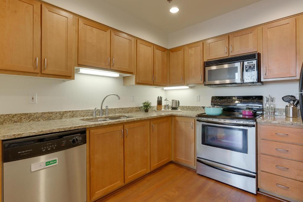 Spacious Downtown Location great for work and relaxing - photo 15