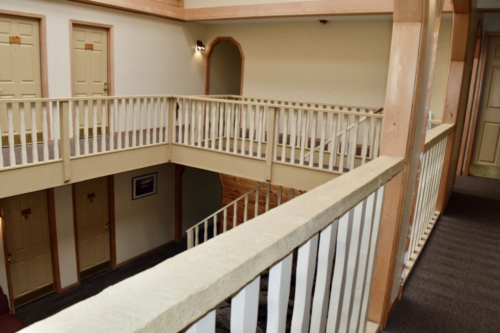 The Otter Supper Club & Lodge - photo 4