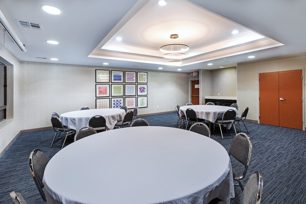 Holiday Inn Express Hotel and Suites Pryor by IHG - photo 39