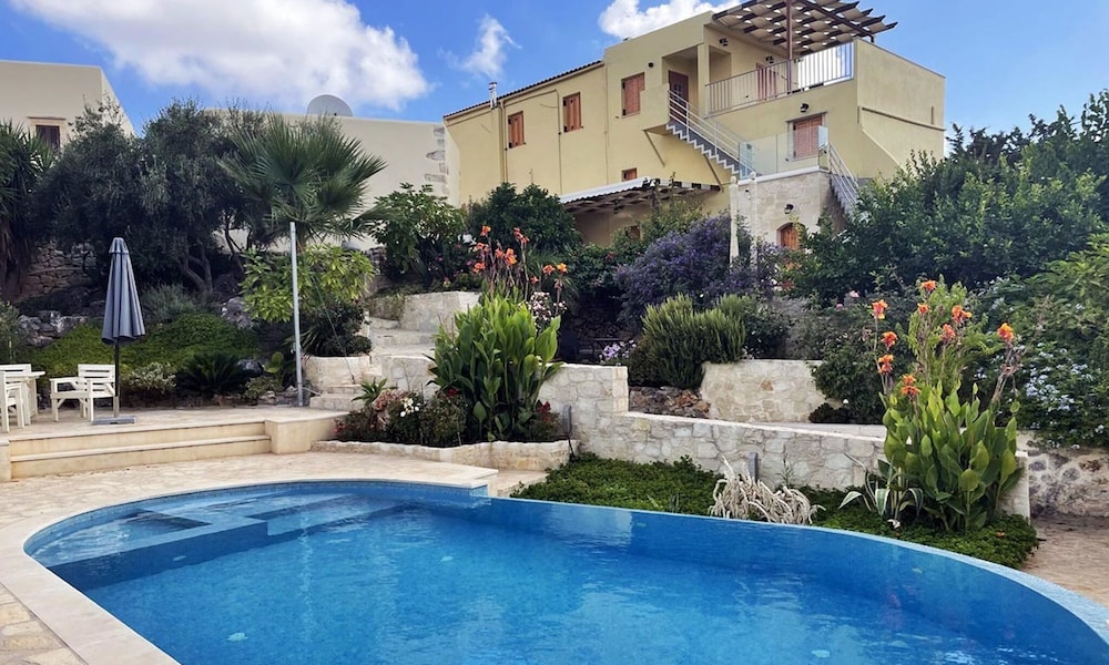Small village 2 houses together for 2 families in Georgioupolis, Greece
