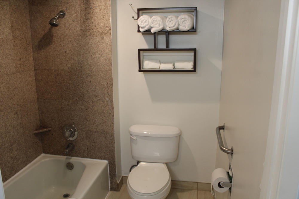 Howard Johnson by Wyndham San Diego Hotel Circle - photo 13
