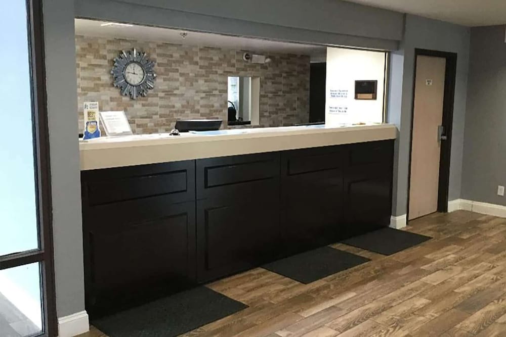 Howard Johnson Inn Cleveland Airport - photo 3