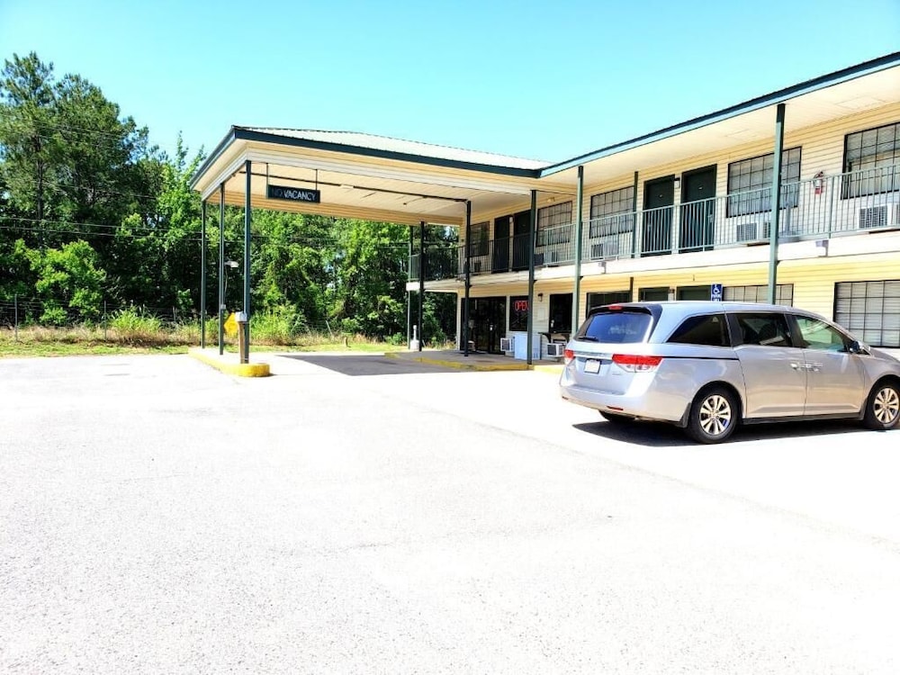 Motel 103 — Calhoun
