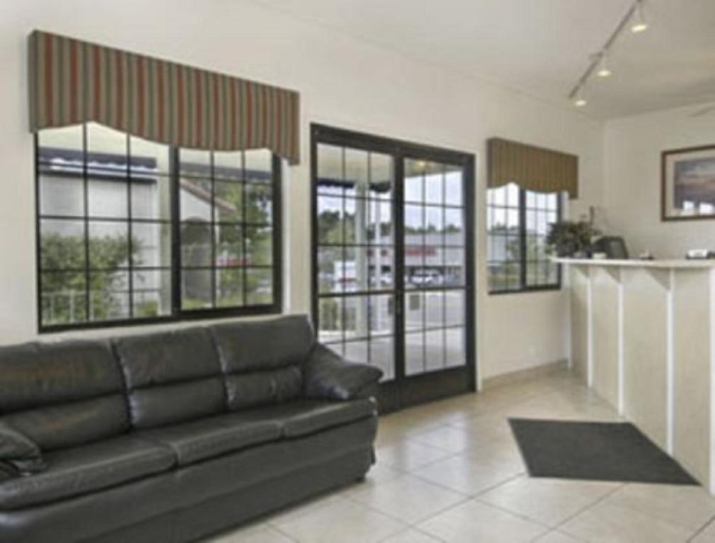 Howard Johnson Express Inn Redding - photo 16