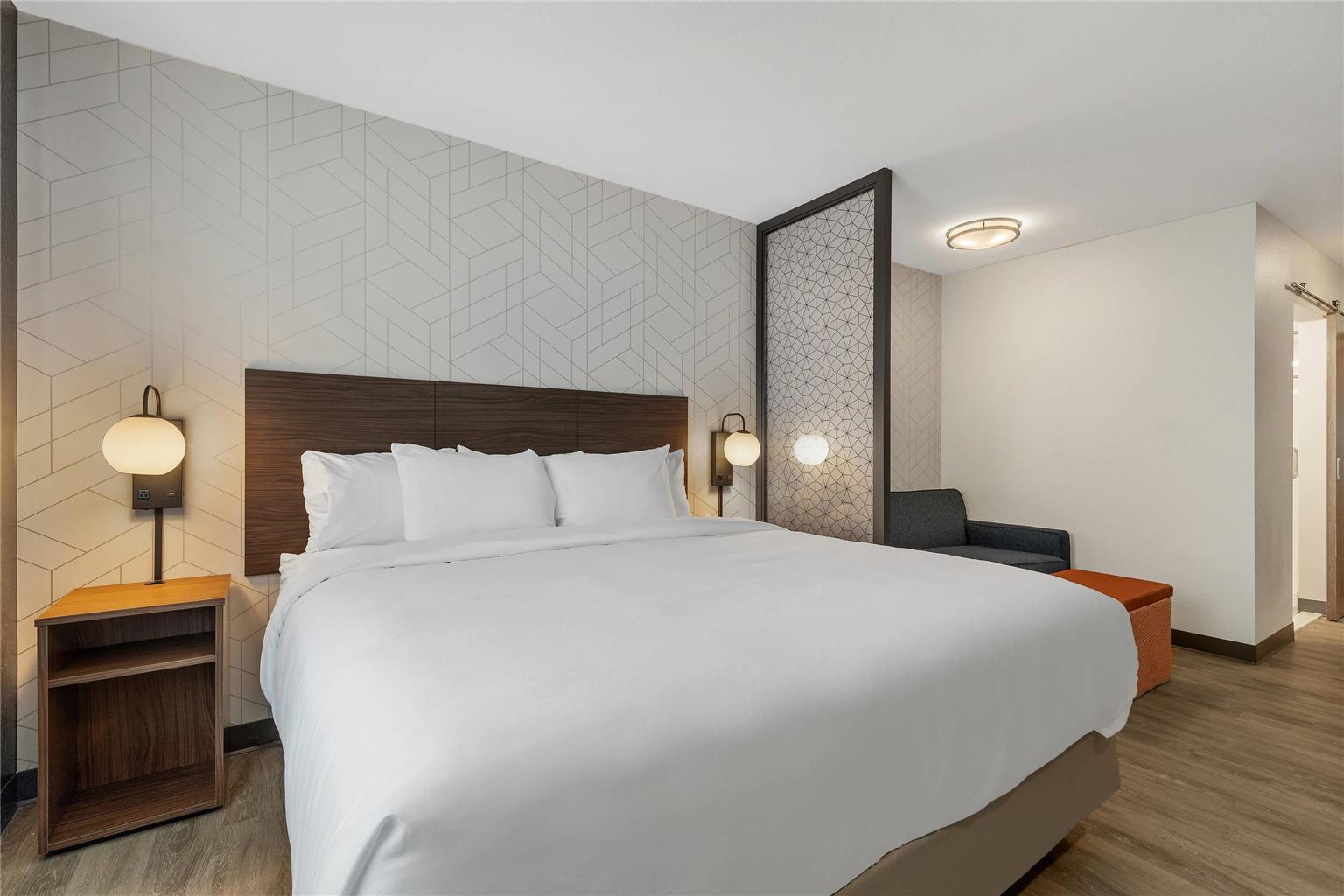 Everhome Suites Corona - photo 13