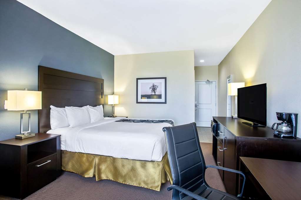 La Quinta Inn & Suites by Wyndham Karnes City Kenedy - photo 34