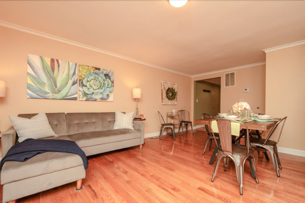 NEW 3 story Townhome Private Self checkin Quiet. - photo 4