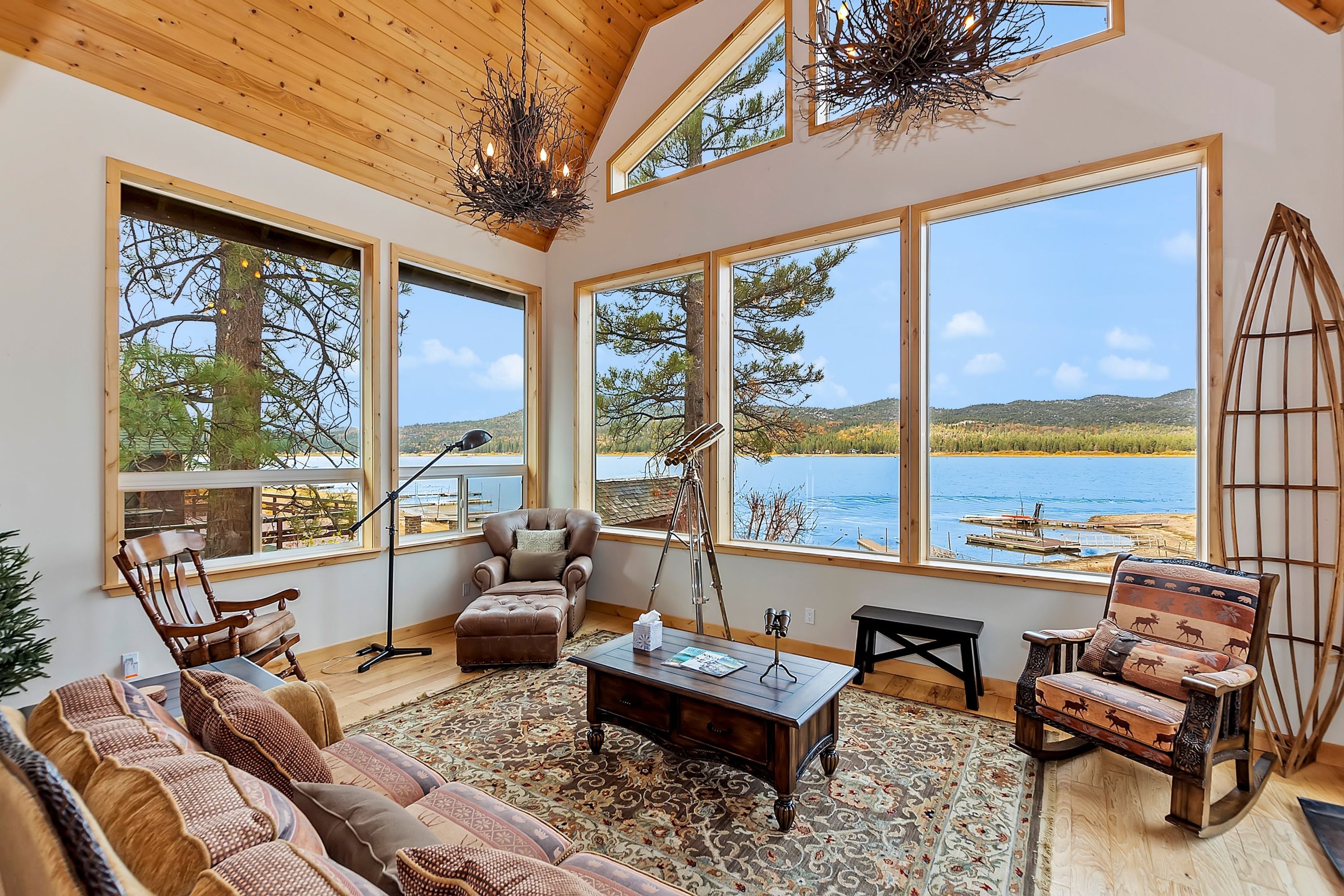 Lagunita Shores by Avantstay Beautiful Lakefront Mansion w Hot Tub & BBQ - photo 4