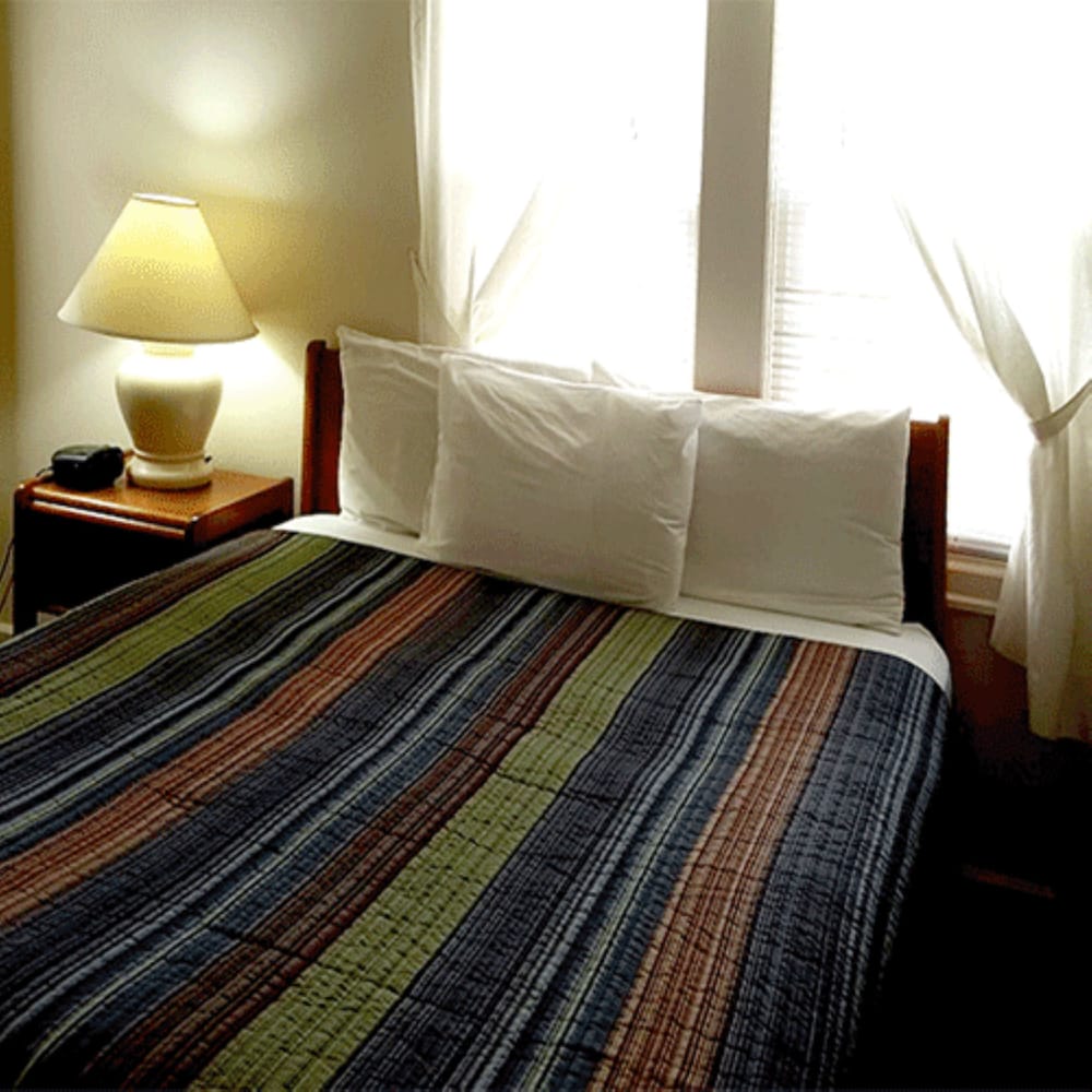 Hillcrest Inn - photo 18