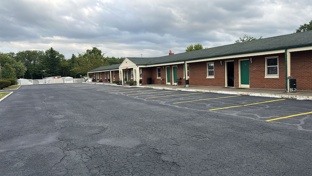 Hillcrest Motel By OYO Aurora IN Near Lawrenceburg - photo 40