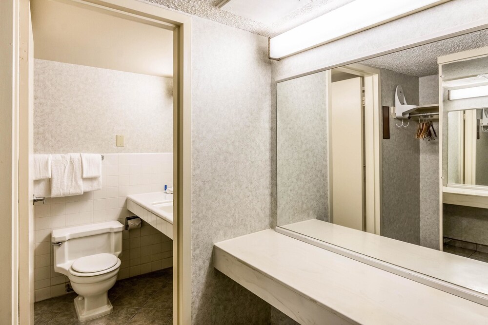 Rodeway Inn & Suites Fresno - photo 32