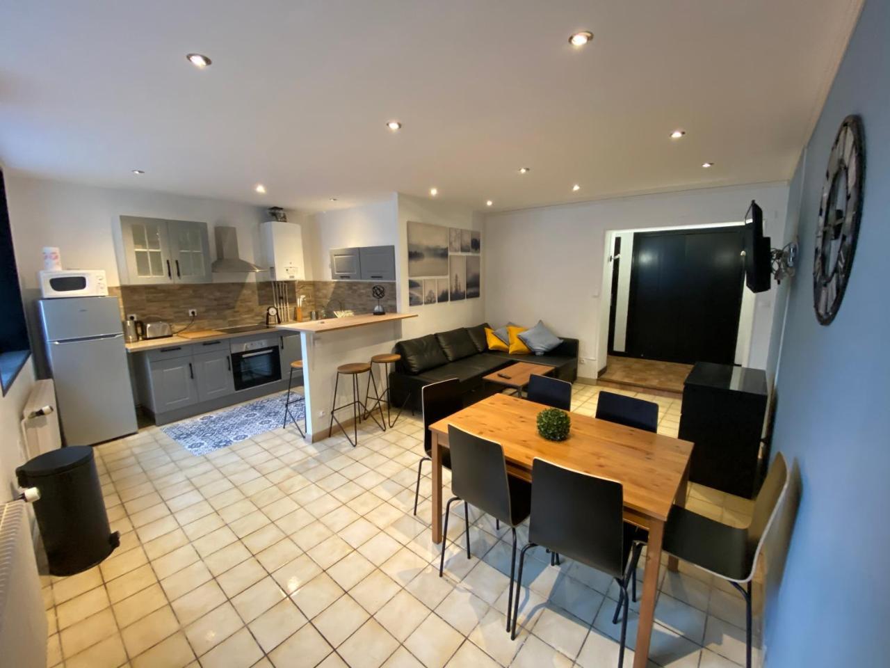09 Chic & Cosy Grand Appart 4 Pieces 75m2 Hypercentre Wifi Smart TV Netflix — 4-Star Luxury Hotel in Saint-Etienne, France
