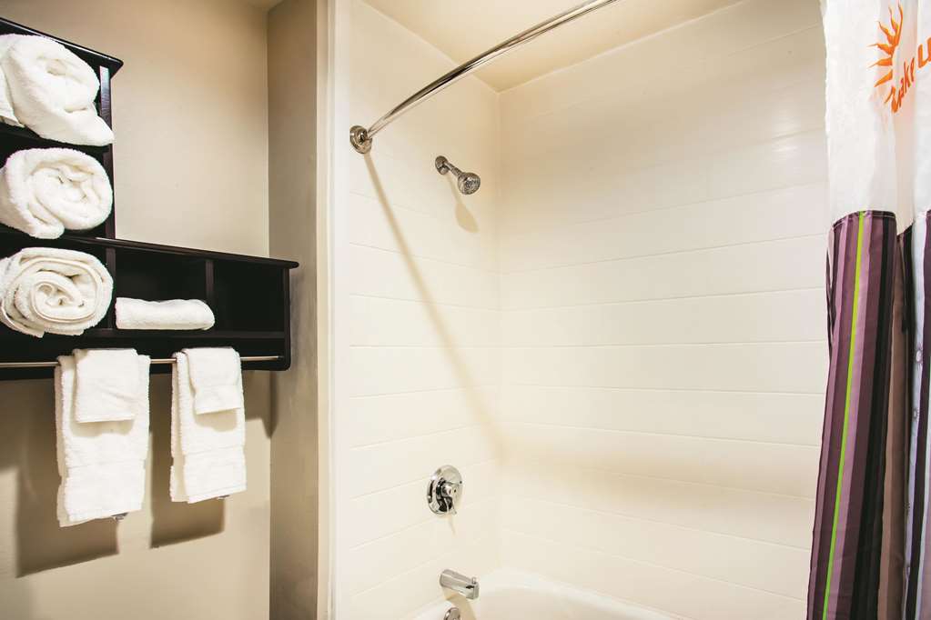 La Quinta Inn & Suites by Wyndham Cincinnati NE Mason - photo 20