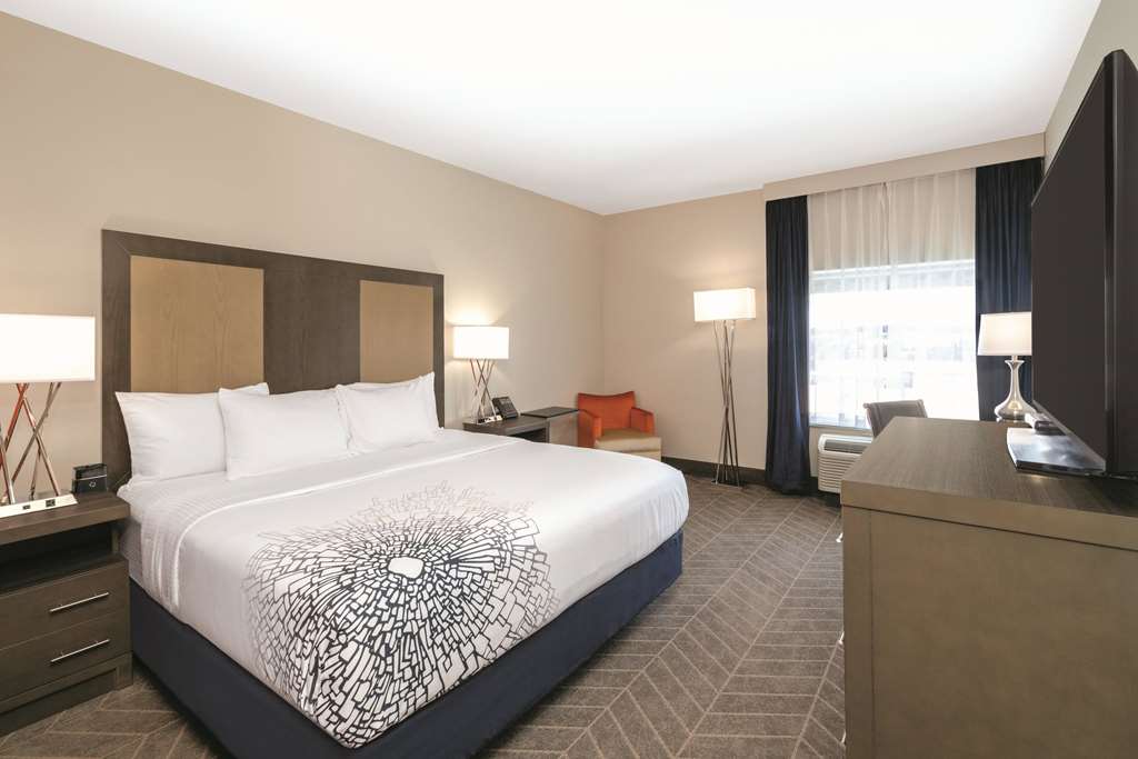 La Quinta Inn & Suites by Wyndham Opelika Auburn - photo 11
