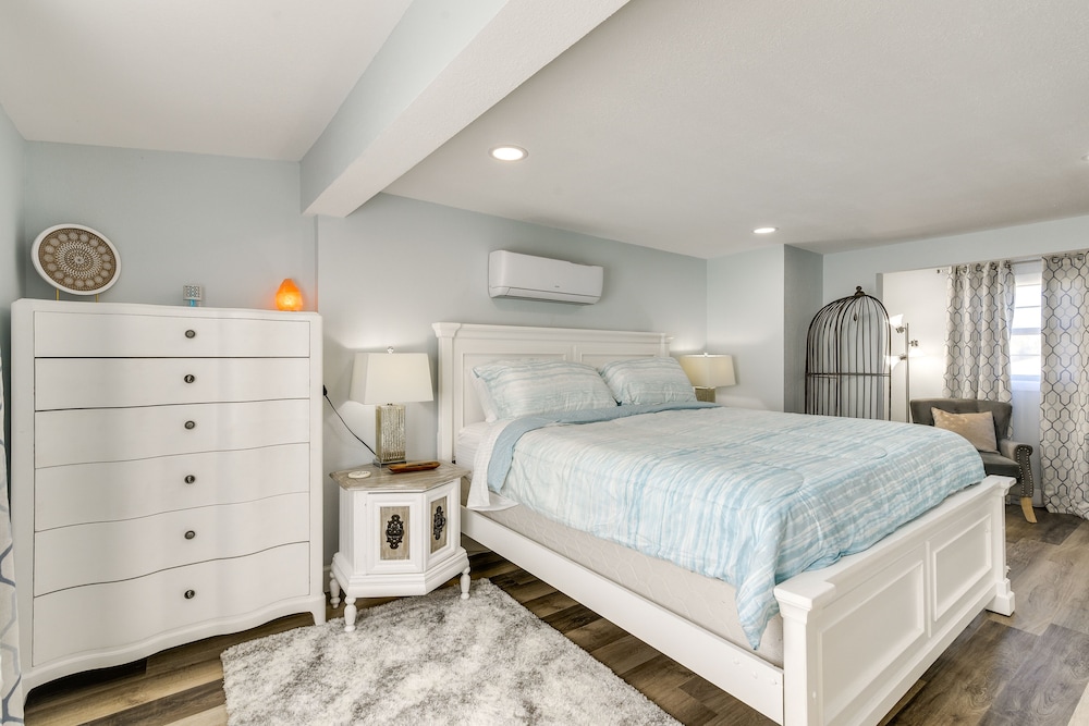 Galveston Getaway w Shared Yard Walk to Seawall - featured photo