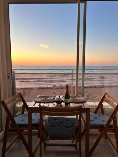 Mettons Les Voiles Appt Vue Mer Avec Loggia — hotel in Bernieres-Sur-Mer