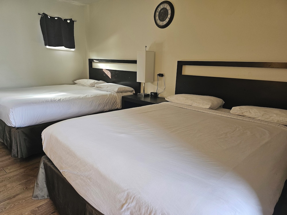 H & H Motor Lodge - photo 18