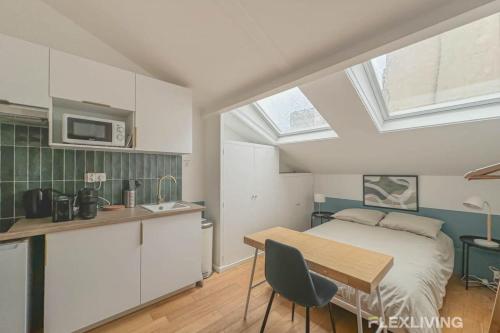 Paris 7e Elegant Studio Near Eiffel Tower & Seine - last minute hotel in Paris