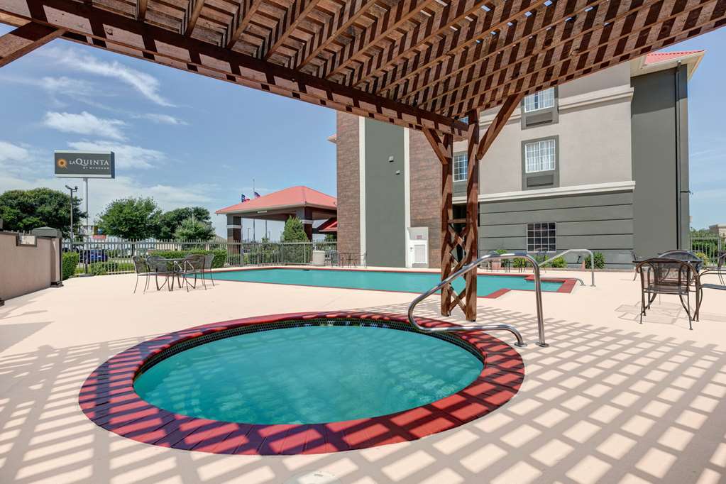 La Quinta Inn & Suites by Wyndham Weatherford - photo 9